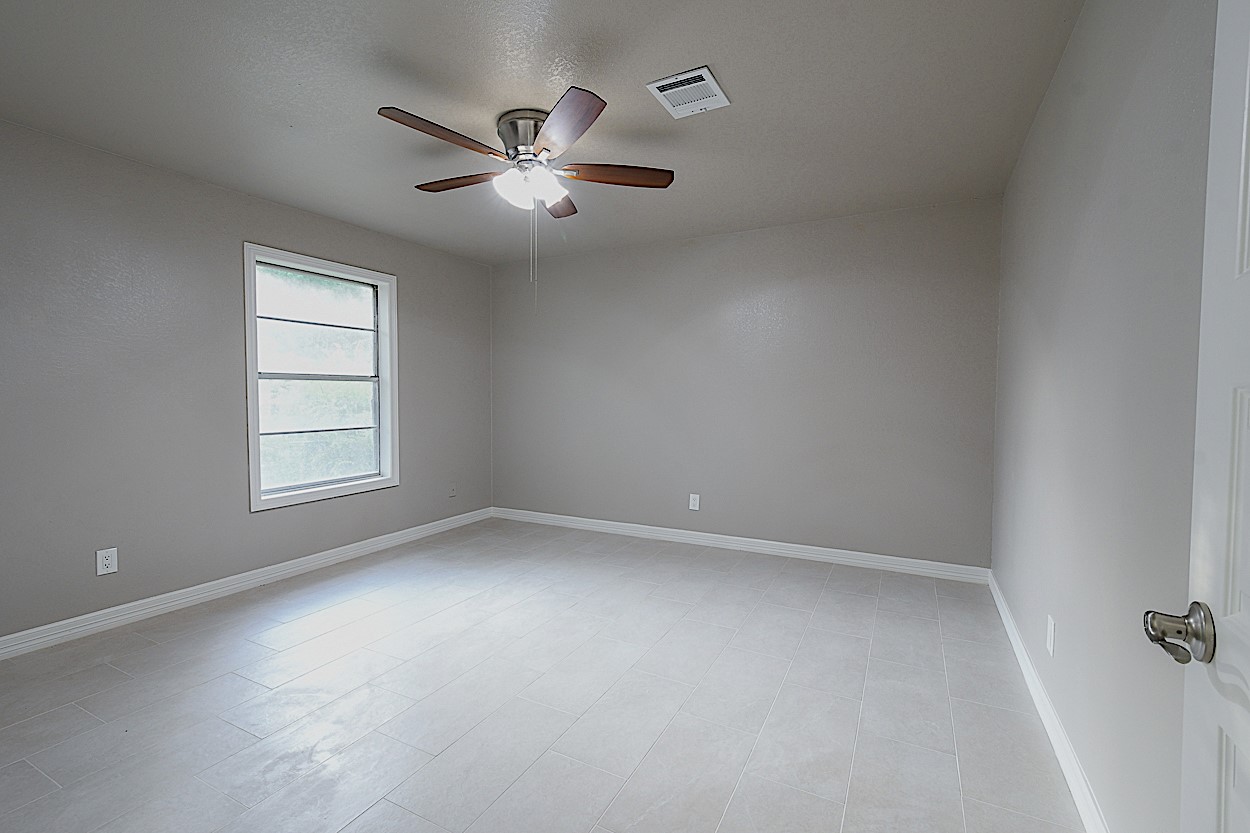 1302 W Adoue Street Property Photo 15