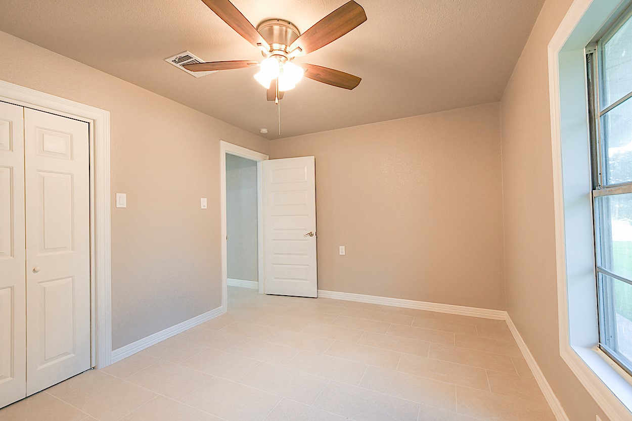 1302 W Adoue Street Property Photo 16