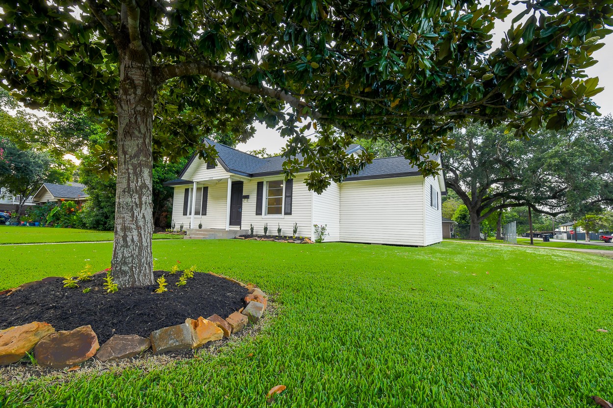 1302 W Adoue Street Property Photo 21