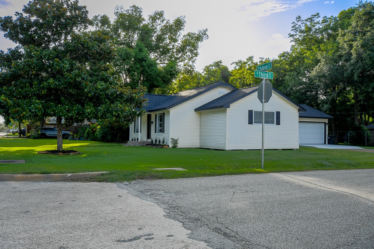 1302 W Adoue Street Property Photo 22