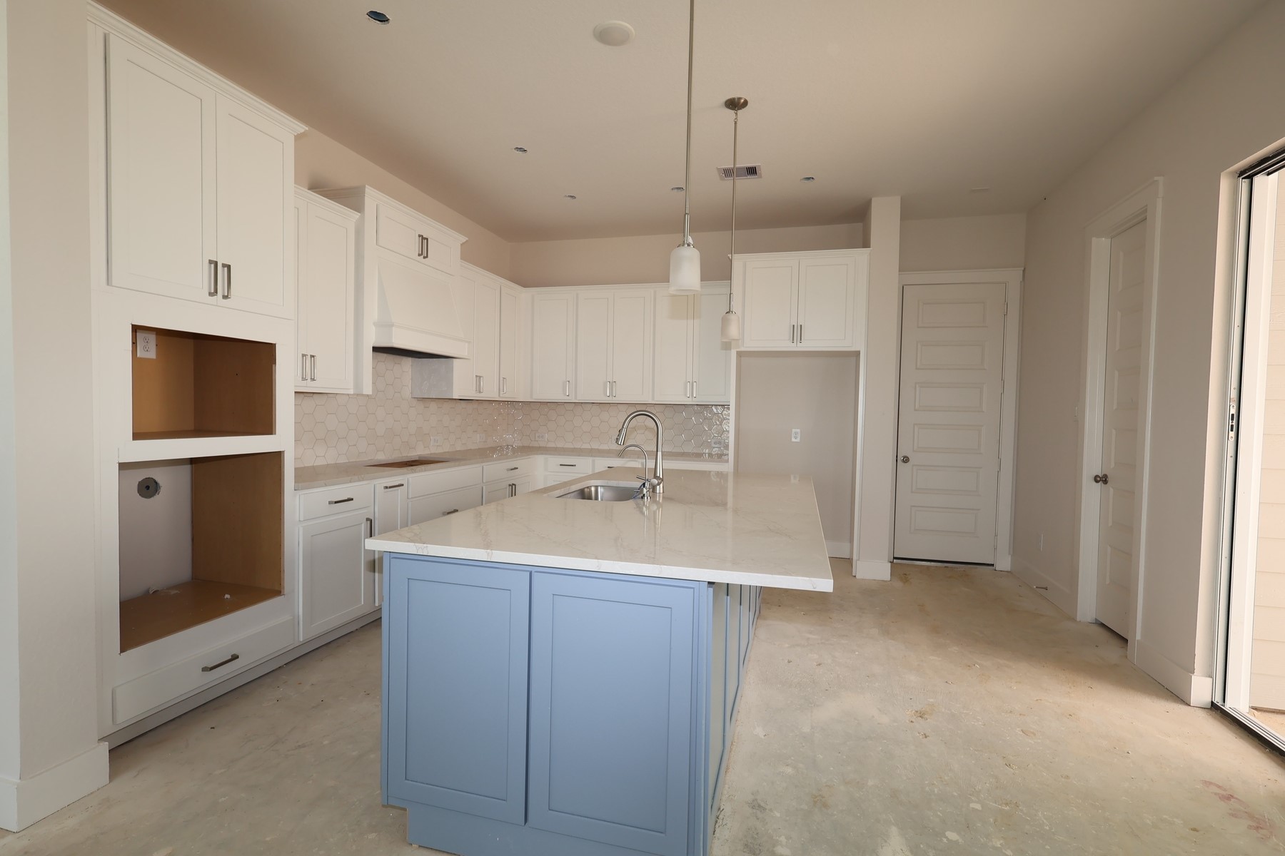 16710 Vibrant Avenue Property Photo 8
