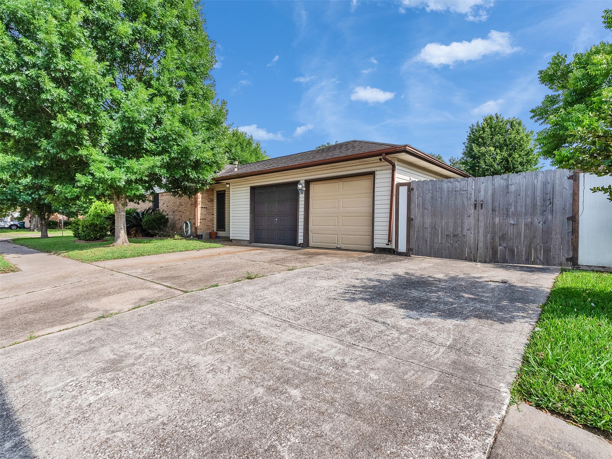 4002 Thistledown Drive Property Photo 3