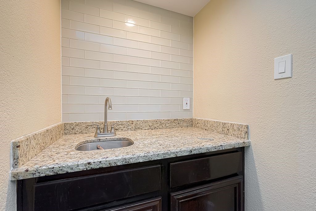 2039 Shorewood Lane Property Photo 12