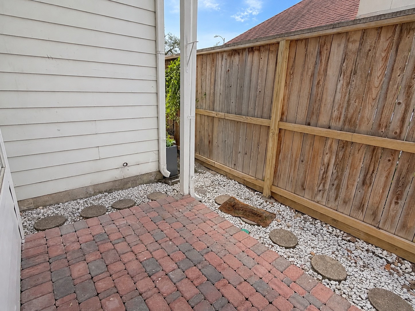 1740 Colquitt Street B Property Photo 9