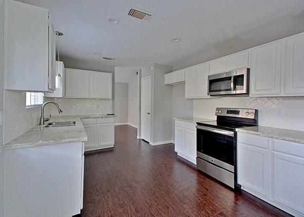 5107 Rivertree Lane Property Photo 7