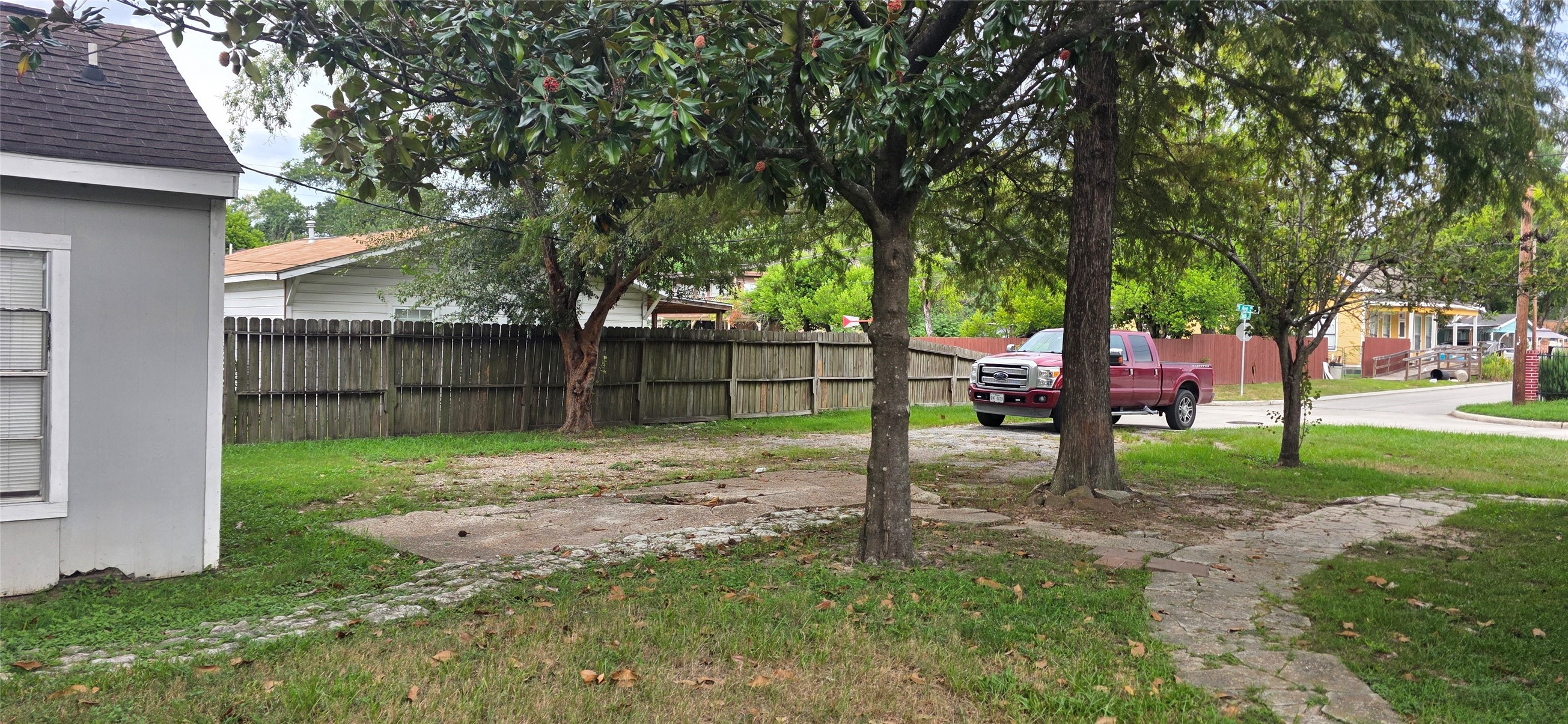 813 N Avenue D Property Photo 2