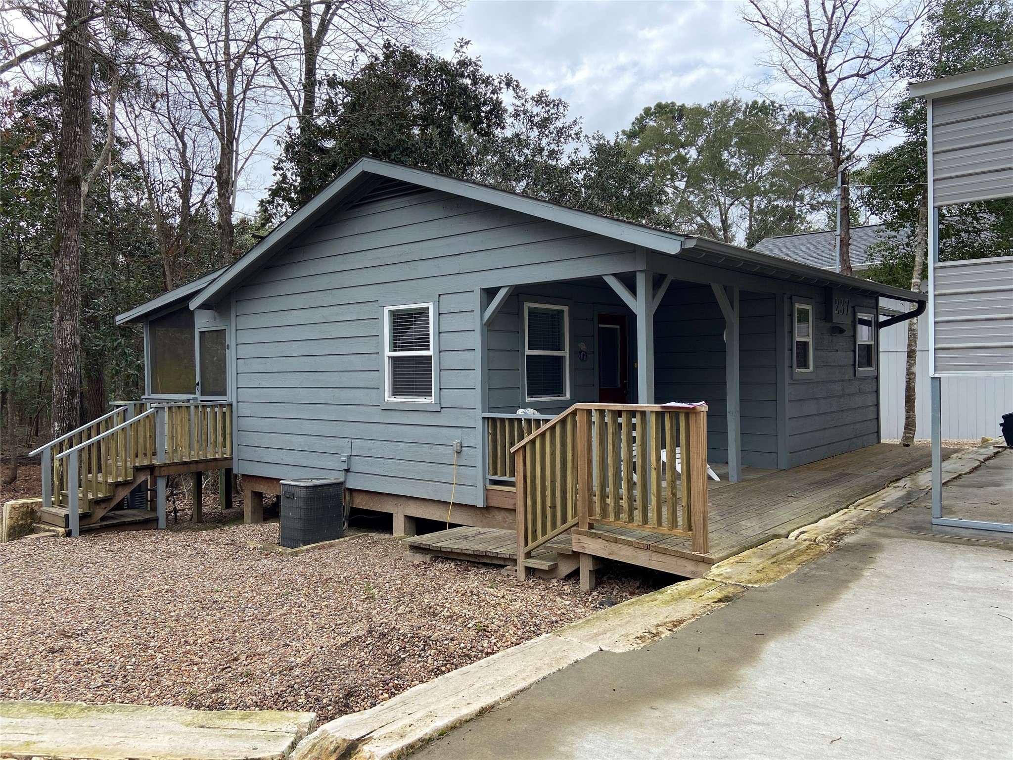237 E Peterson Loop Property Photo 4