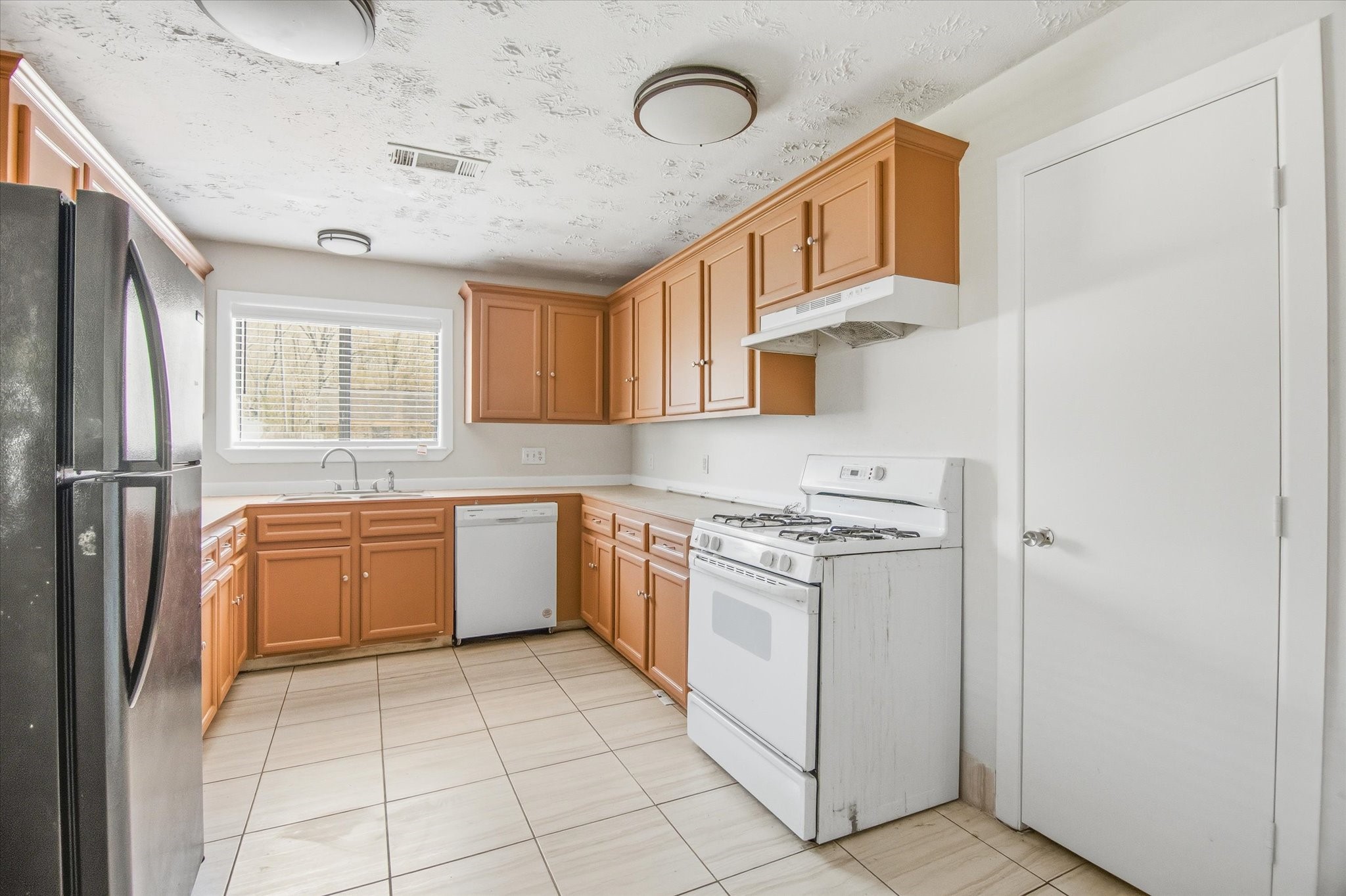 501 Ladd Street Property Photo 7