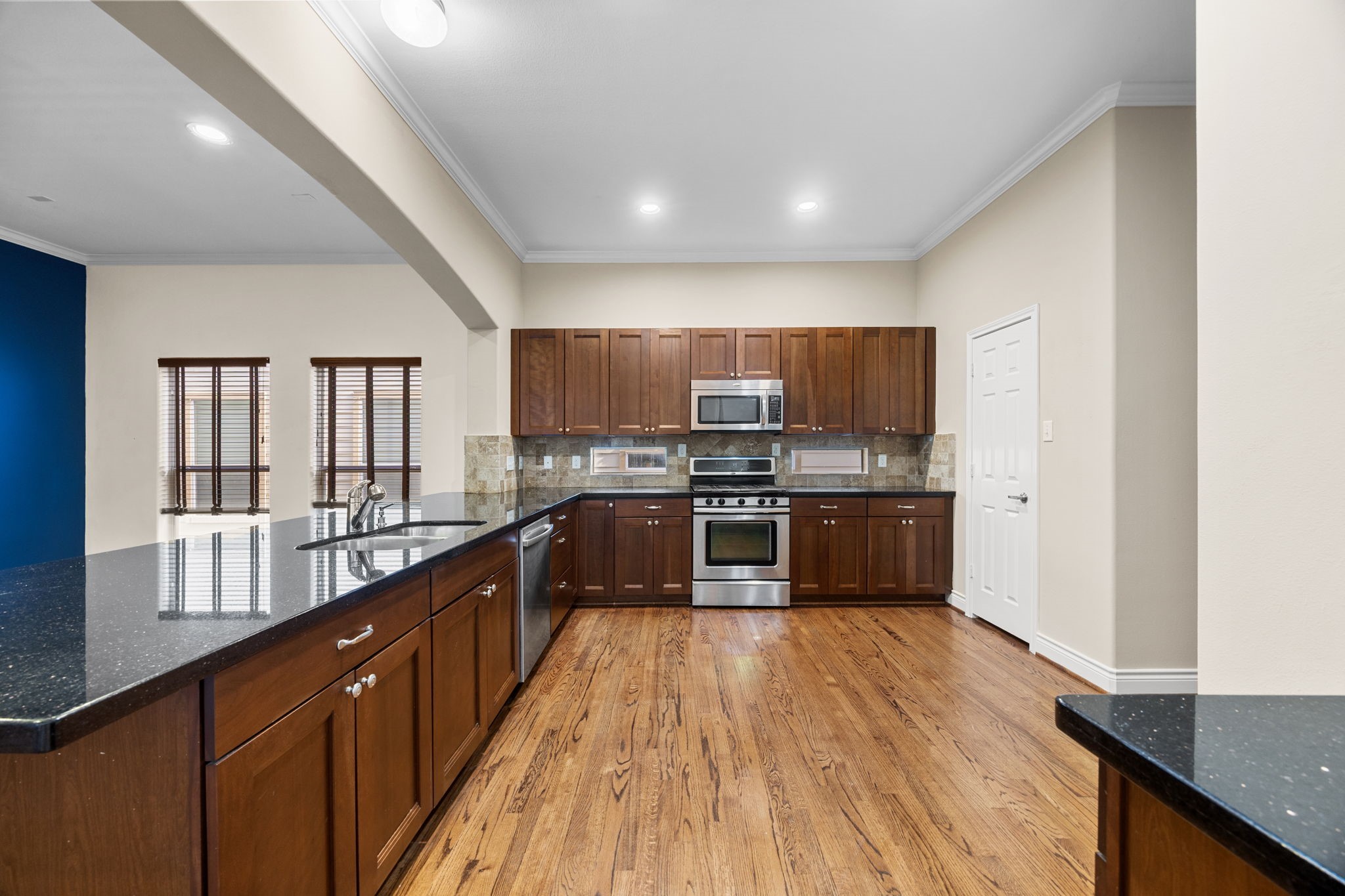 932 W 26th Street B Property Photo 14