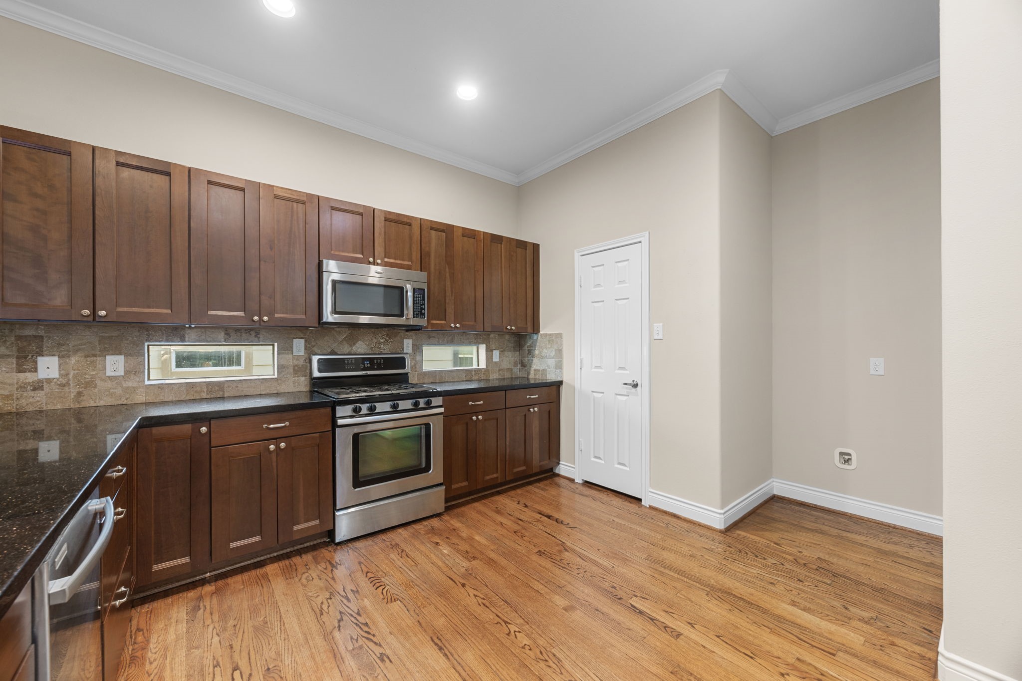 932 W 26th Street B Property Photo 18
