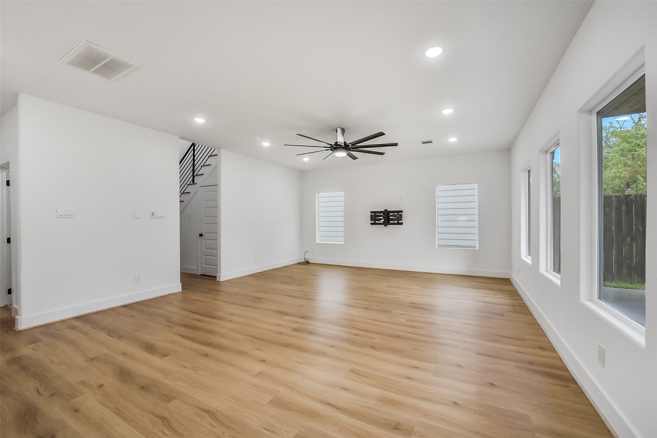514 Melbourne Street B Property Photo 24