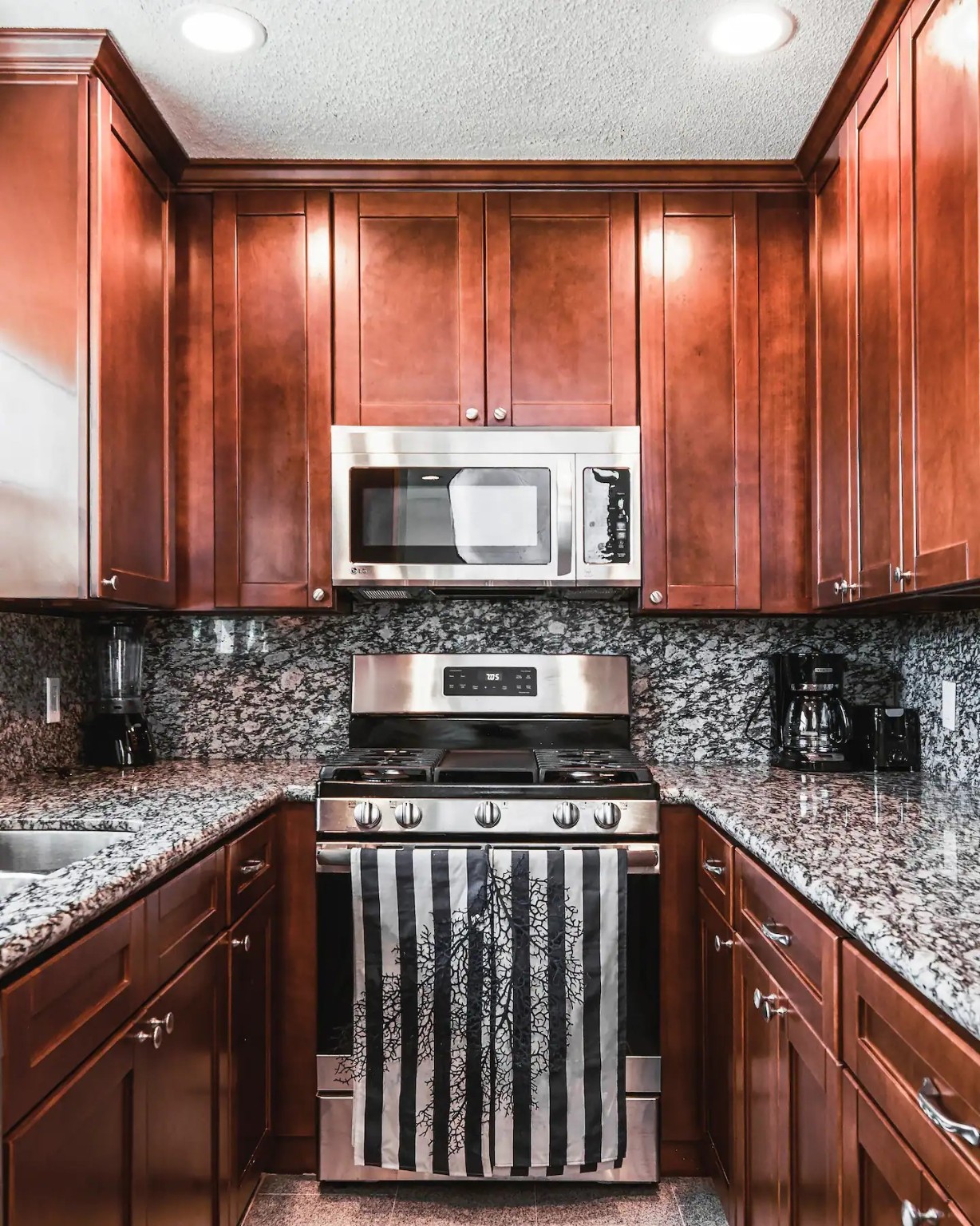 2507 37th Street Property Photo 9