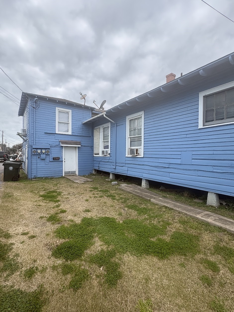 2205 33rd Street Rear Property Photo 1