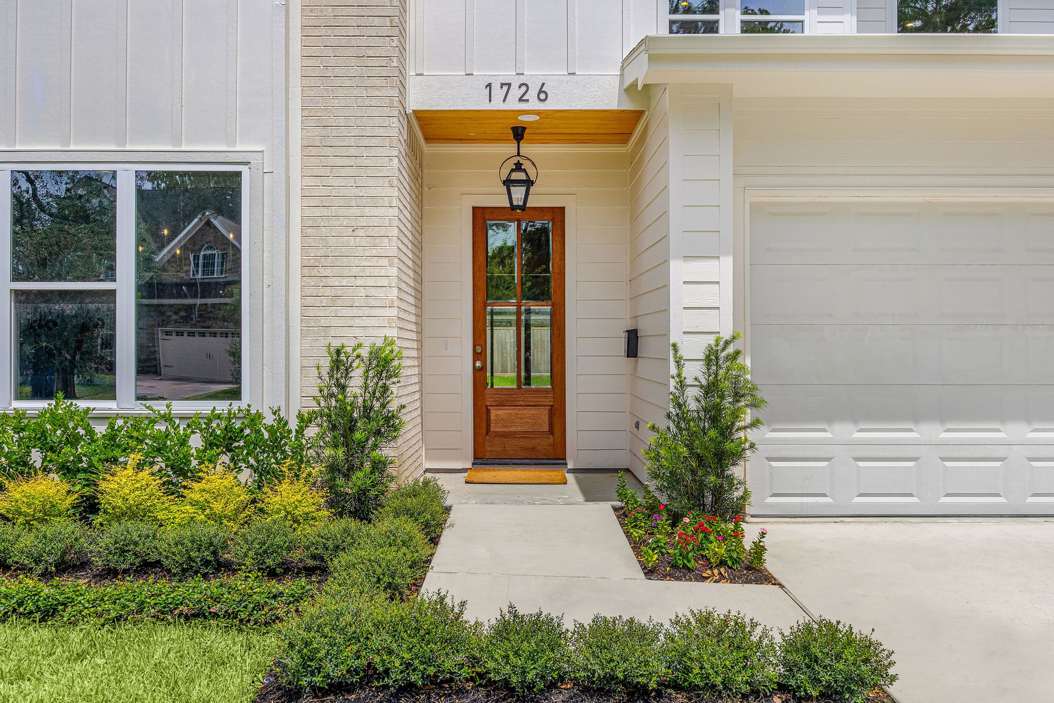 1726 Saxon Drive Property Photo 2