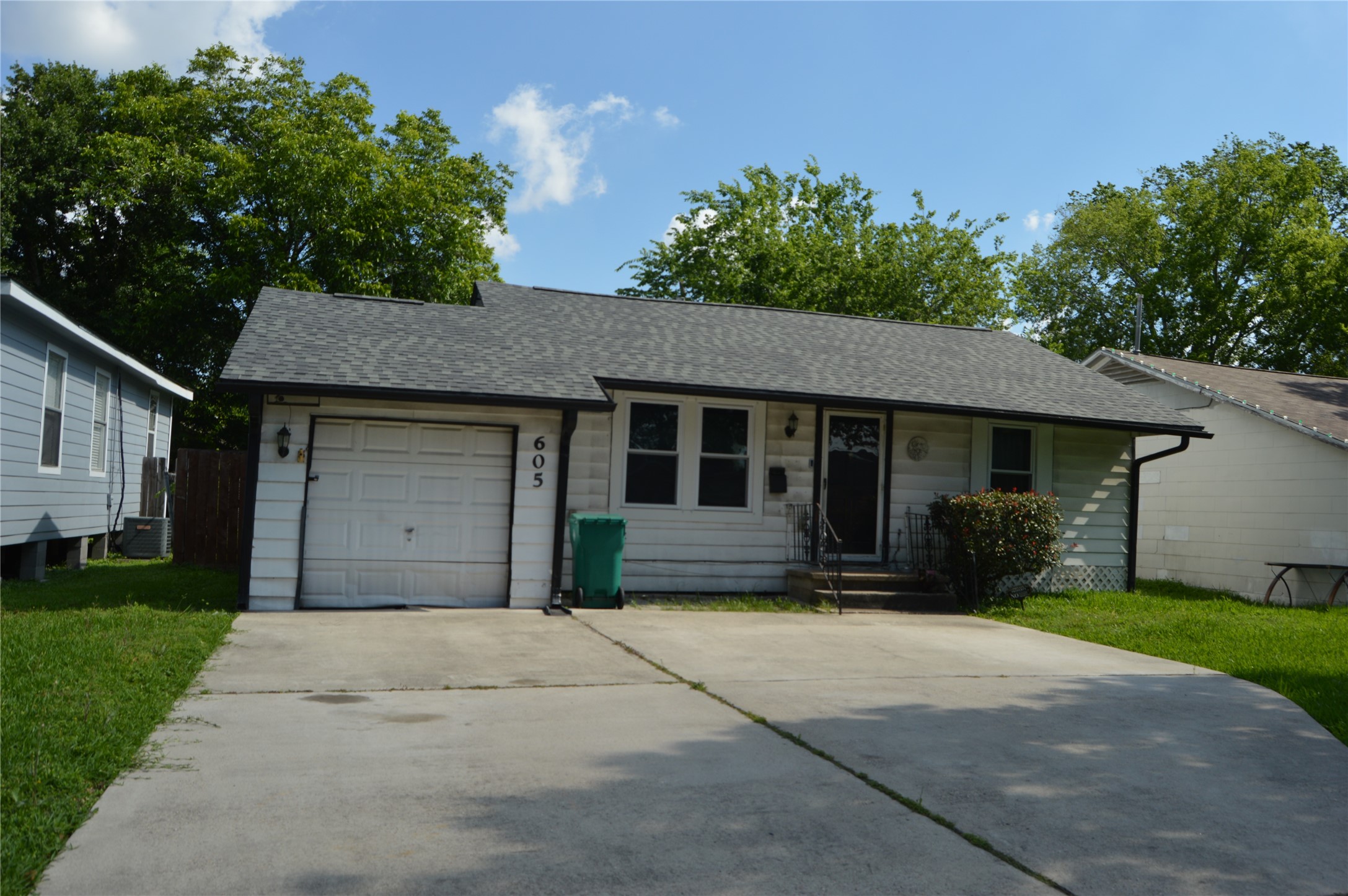 605 Maple Avenue Property Photo 1