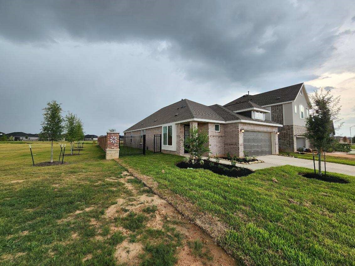 27407 Sunterra Village Drive Property Photo 3