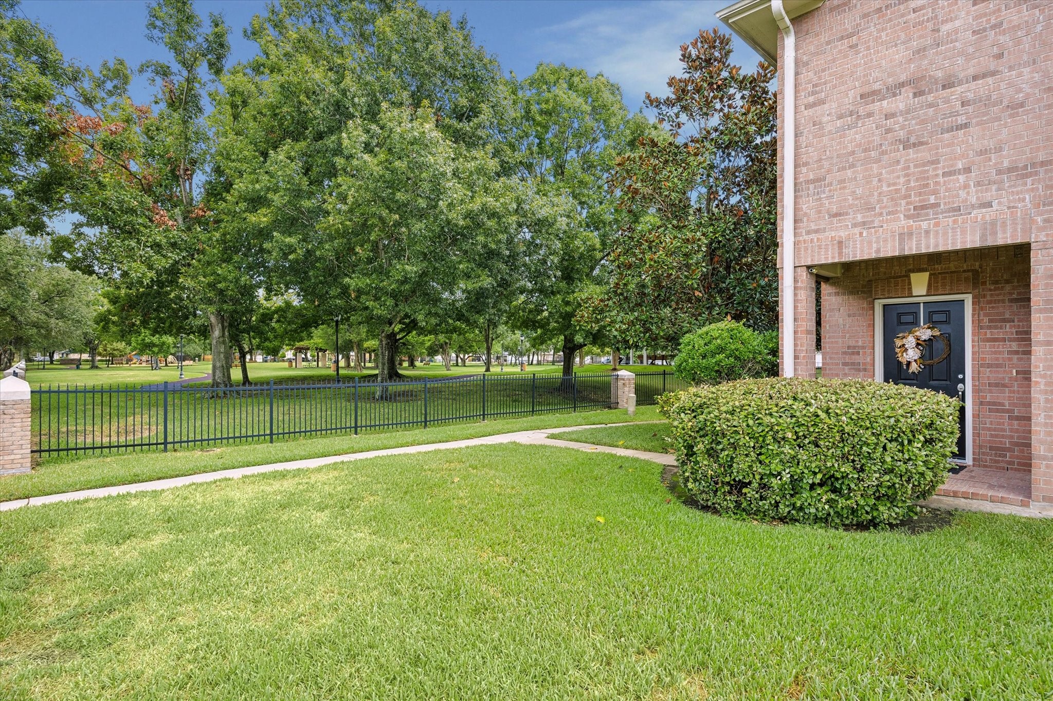 607 Travis Street 9 Property Photo 2