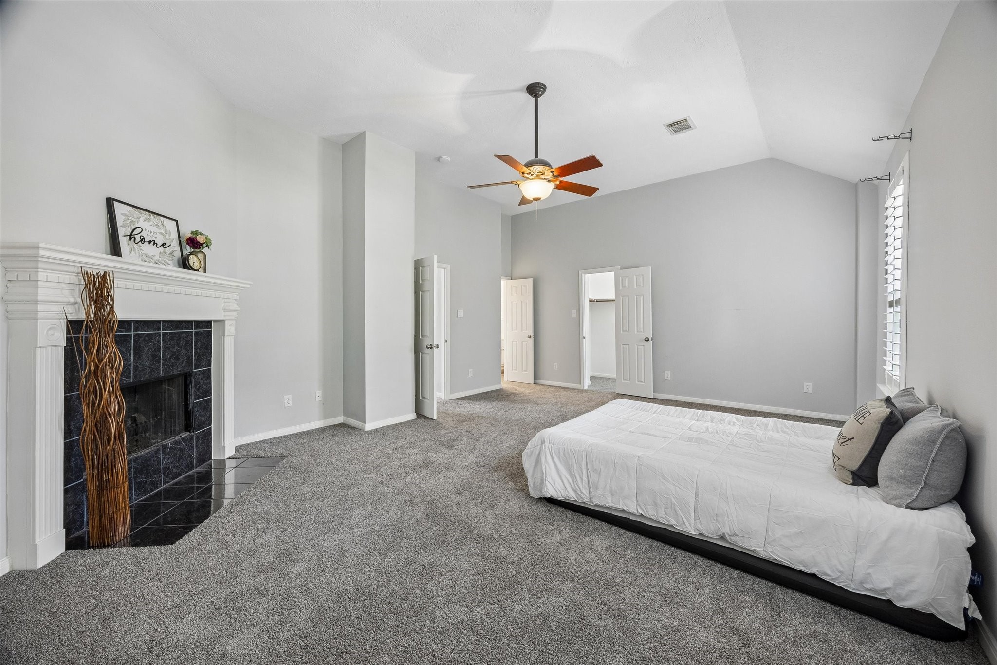 607 Travis Street 9 Property Photo 15