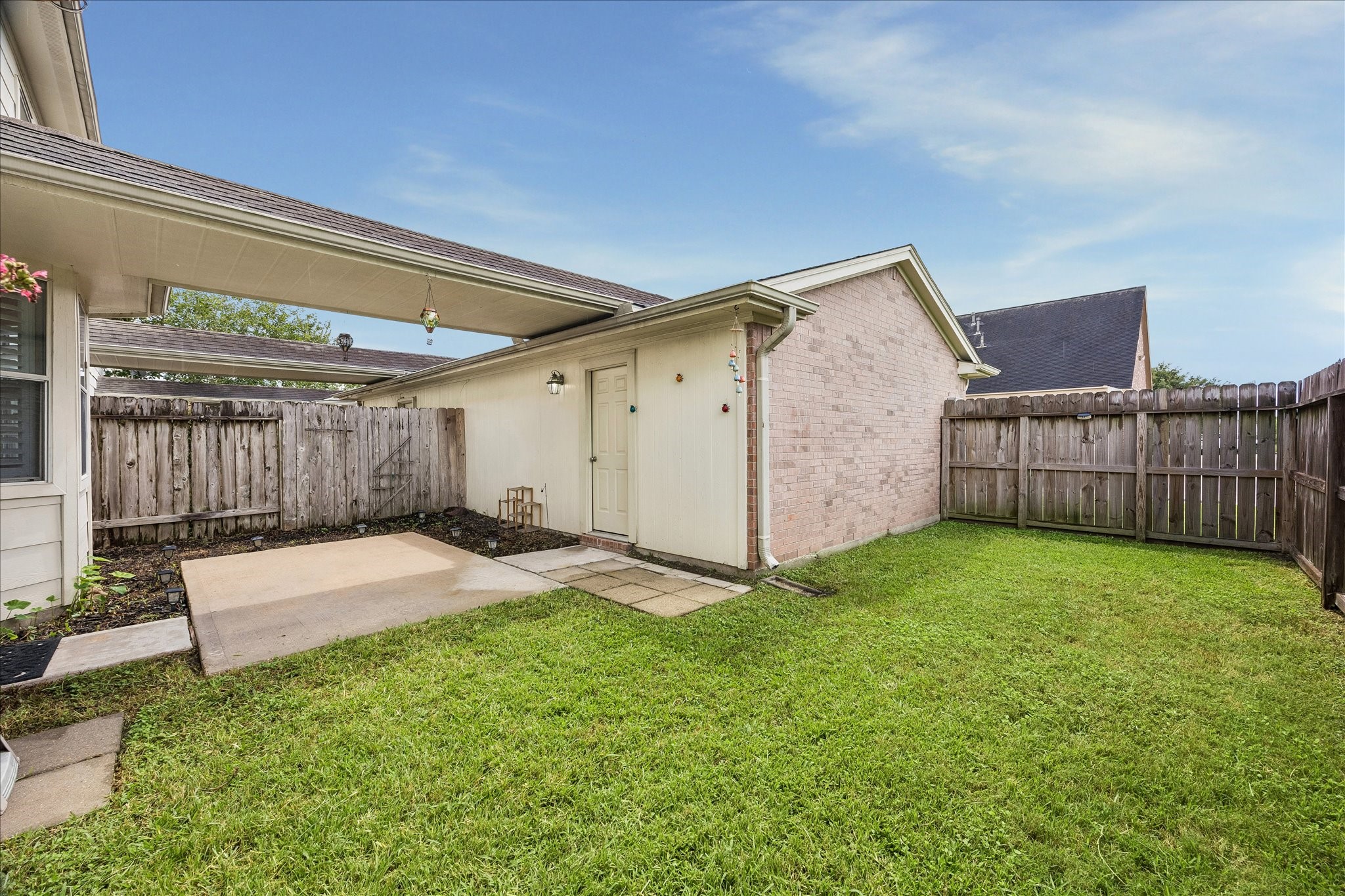 607 Travis Street 9 Property Photo 24