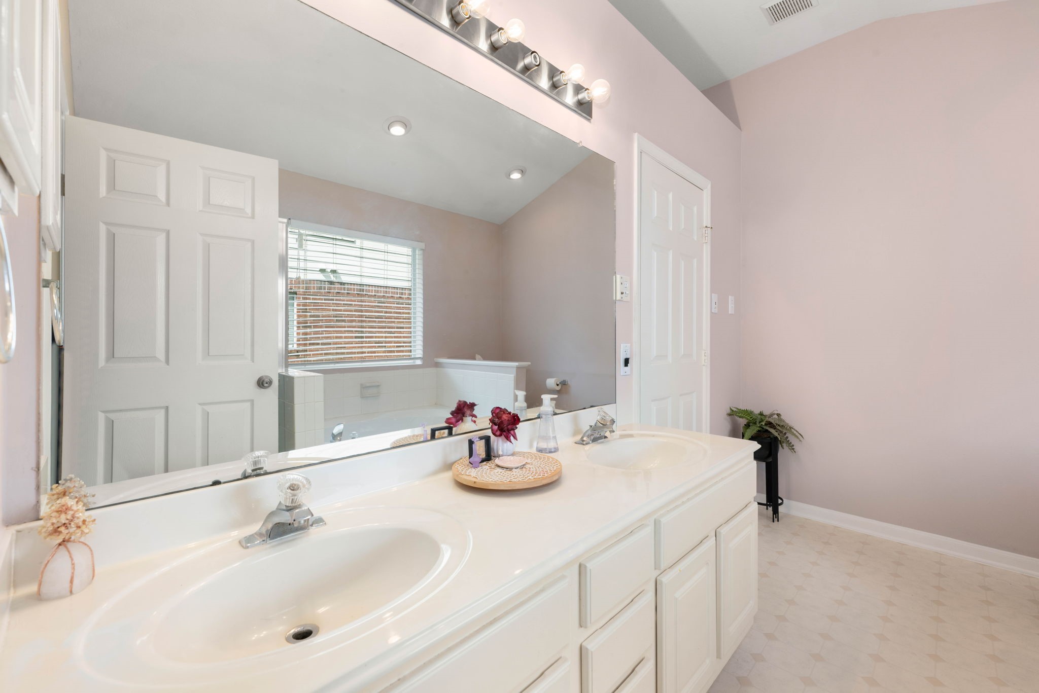 20711 Redbud Trail Property Photo 17