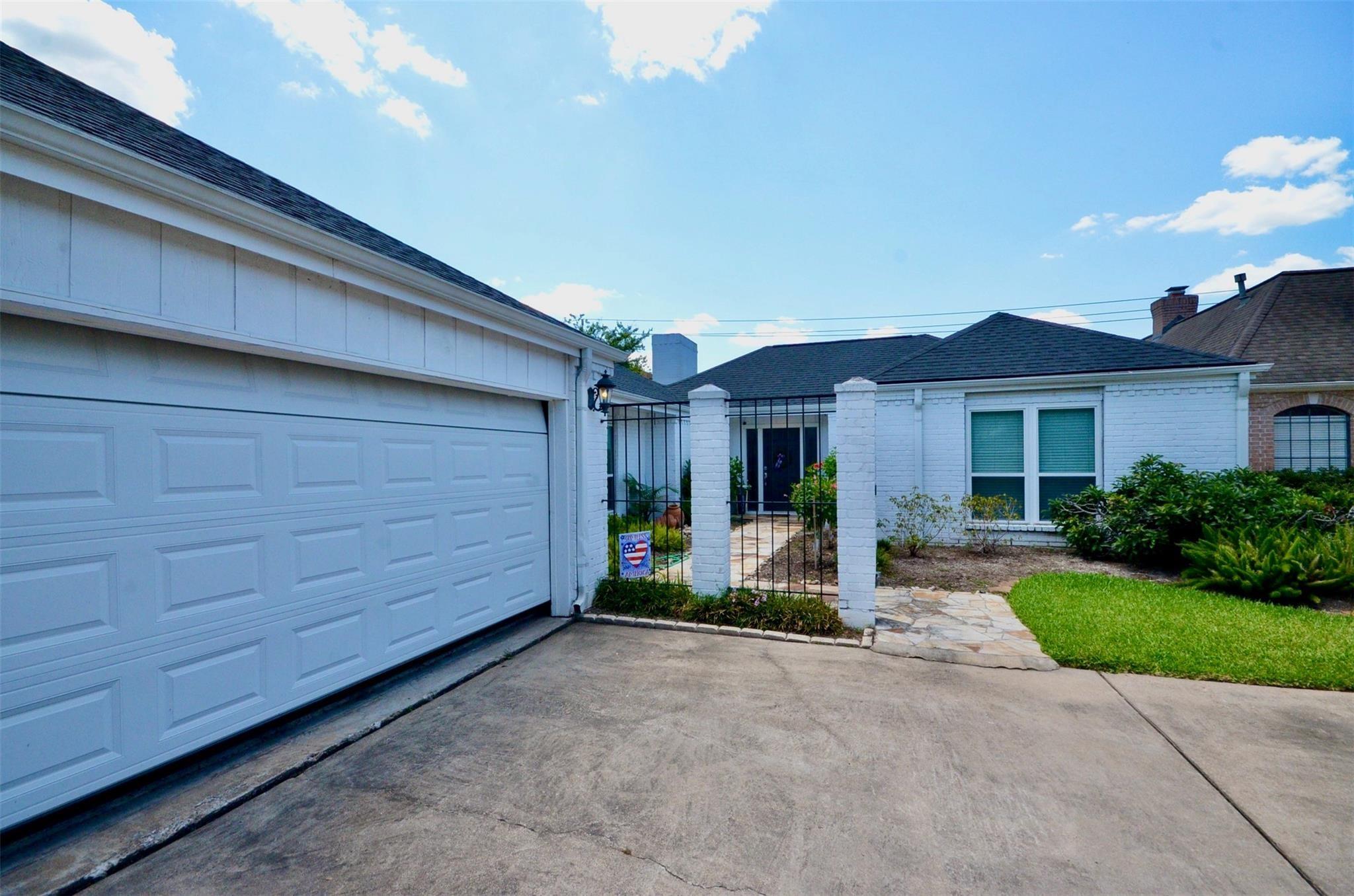 2923 Country Club Boulevard, Sugar Land Tx 77478 Property Photo 2