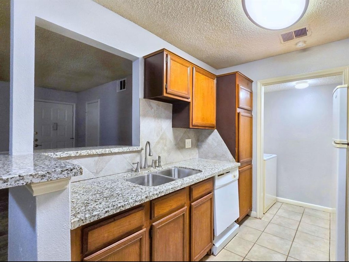8389 Sands Point Drive Property Photo 3