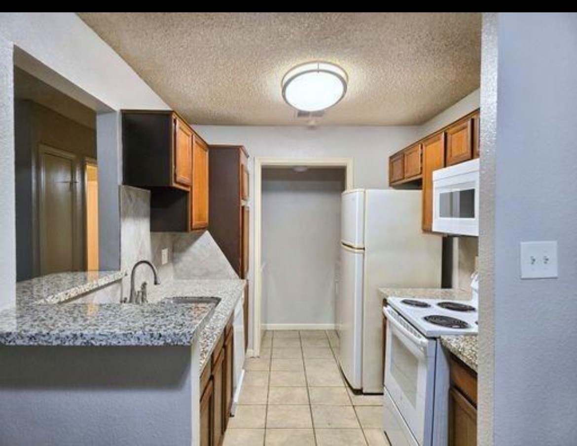 8389 Sands Point Drive Property Photo 4