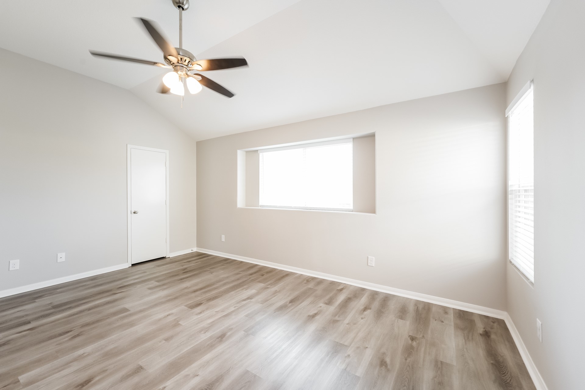 9816 Lace Flower Way Property Photo 11