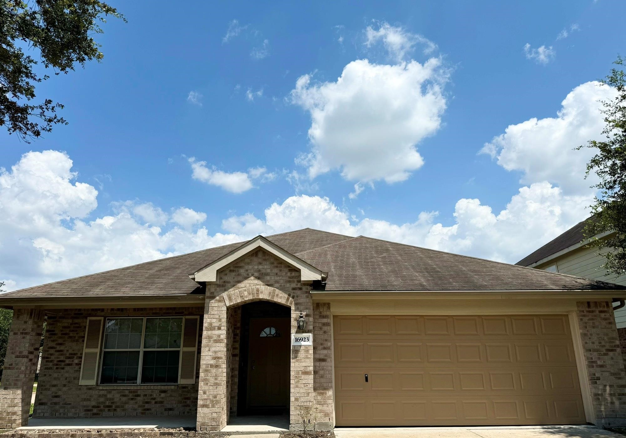 16923 Hampton Glen Court Property Photo 3
