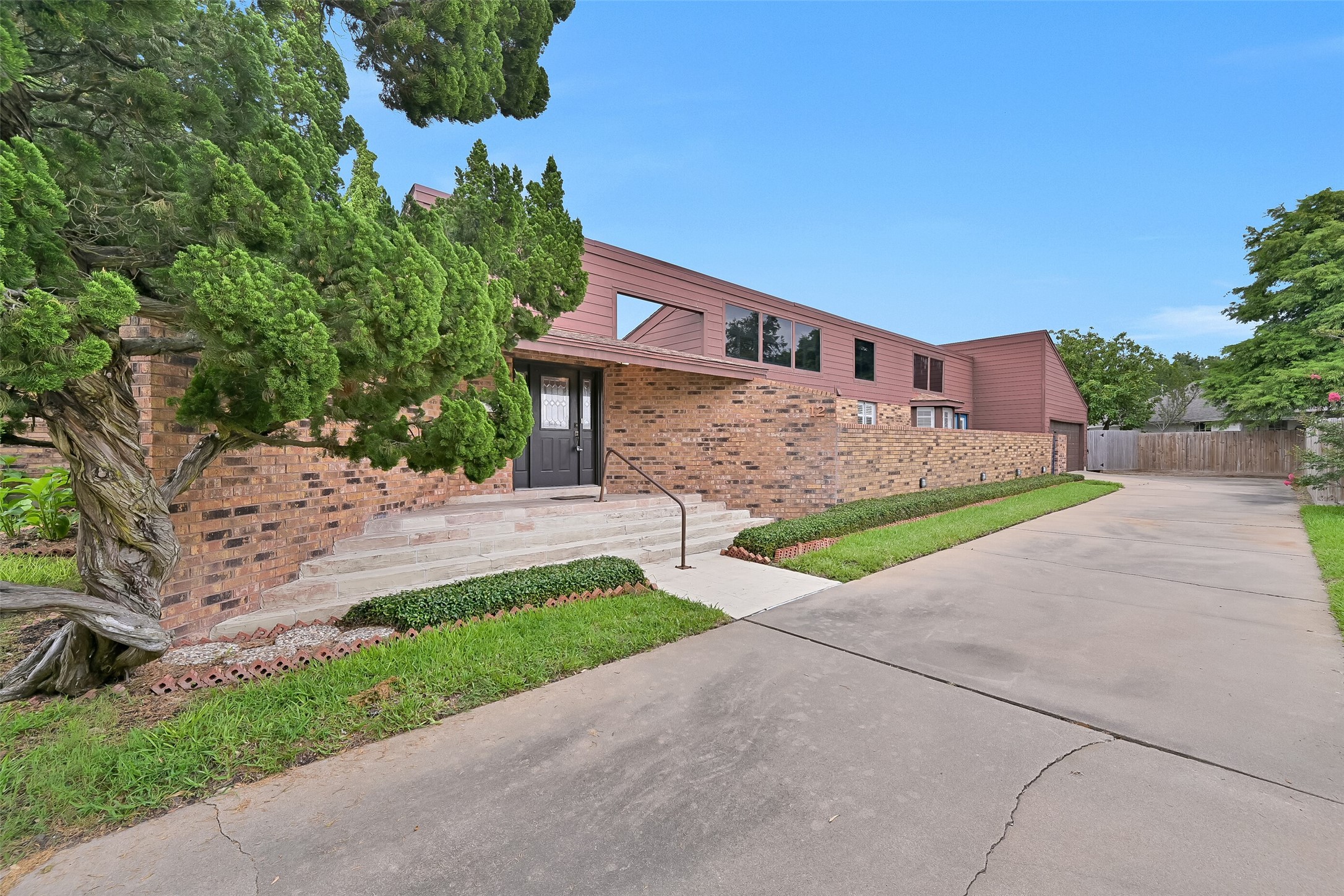 12 E Dansby Drive Property Photo 1