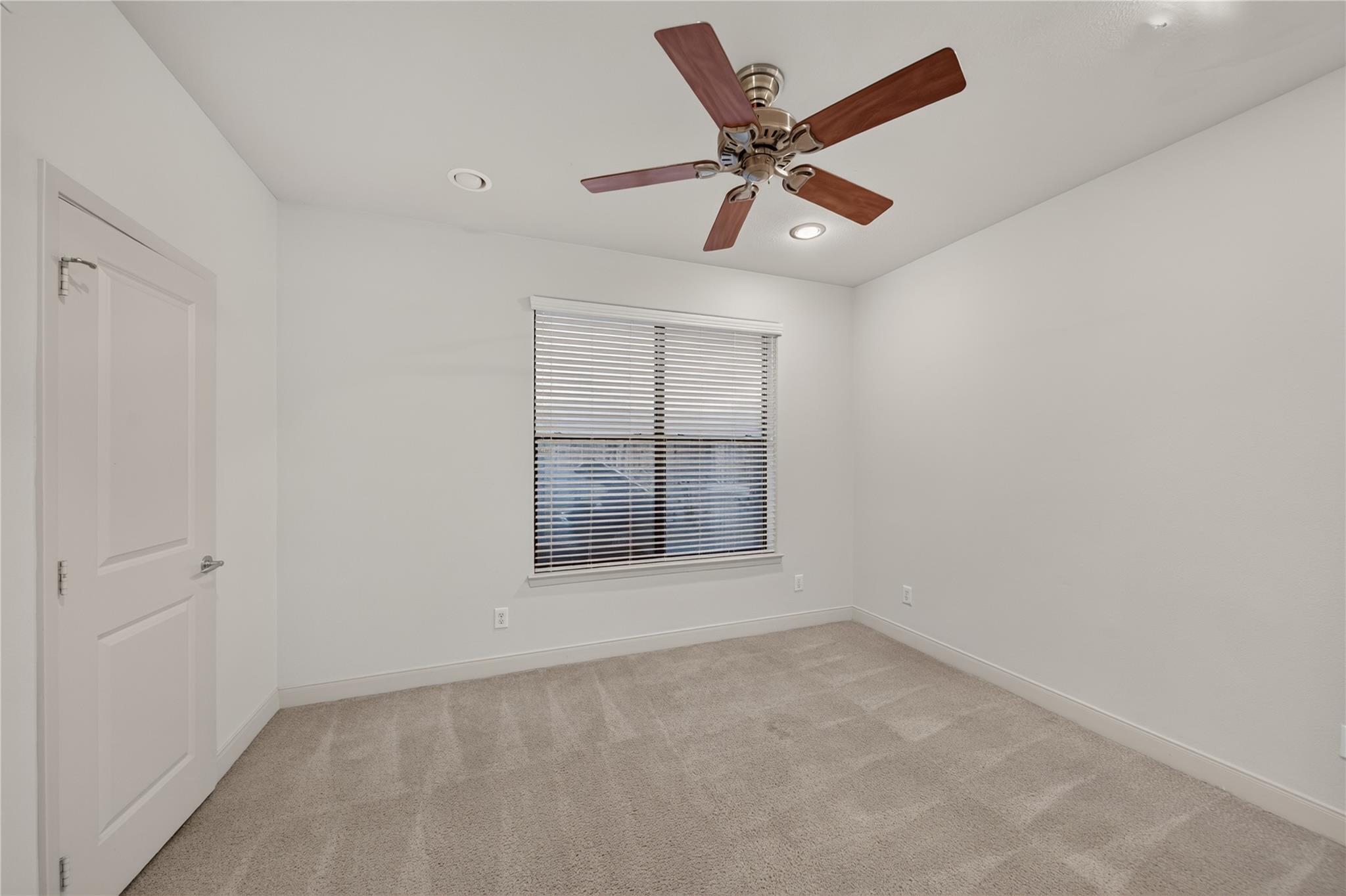 818 Lester Street Property Photo 8