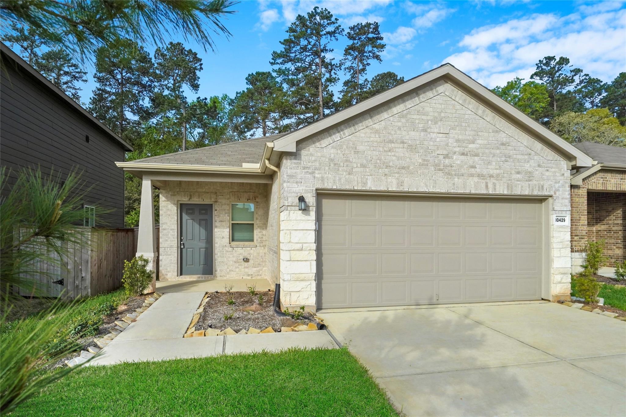 10429 Pineland Drive Property Photo 1