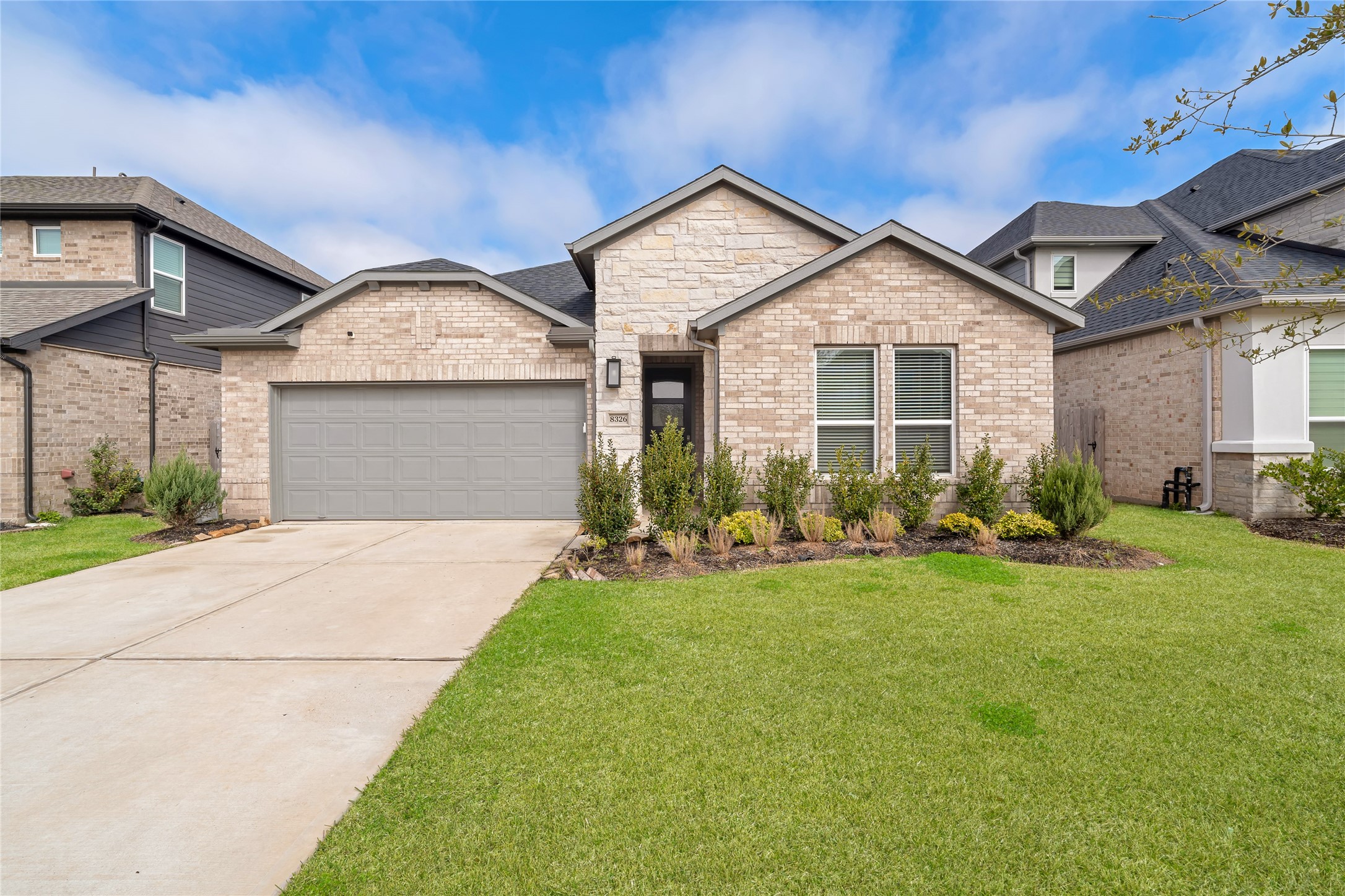 8326 Oakland Heights Lane Property Photo 1