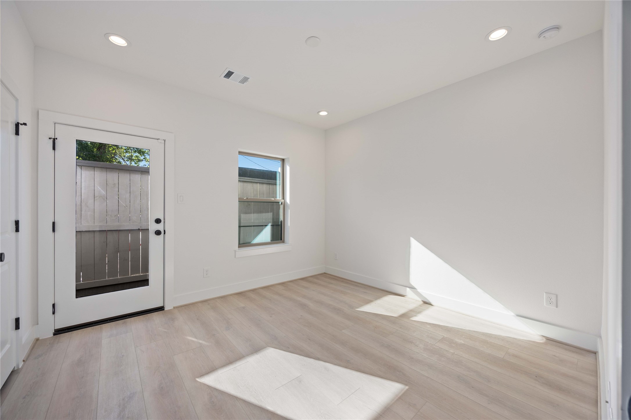 2530 Live Oak Street Property Photo 4