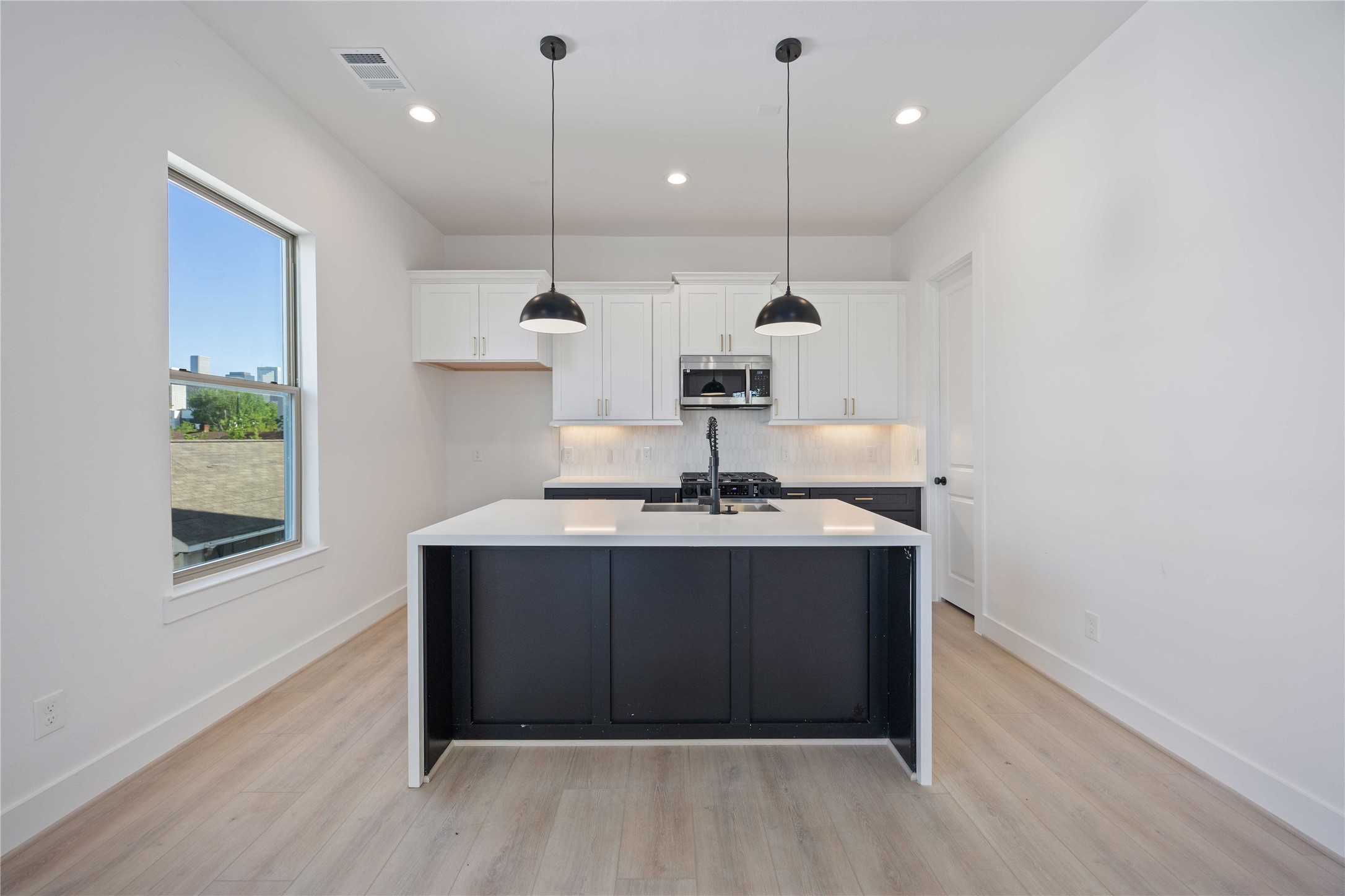 2530 Live Oak Street Property Photo 5