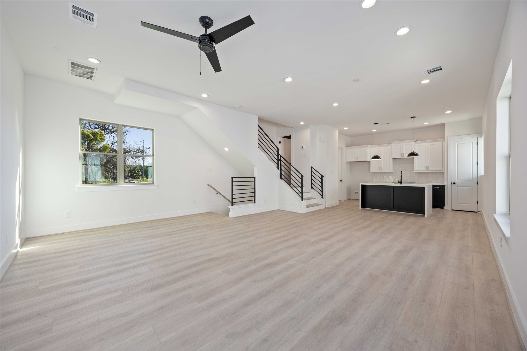 2530 Live Oak Street Property Photo 6