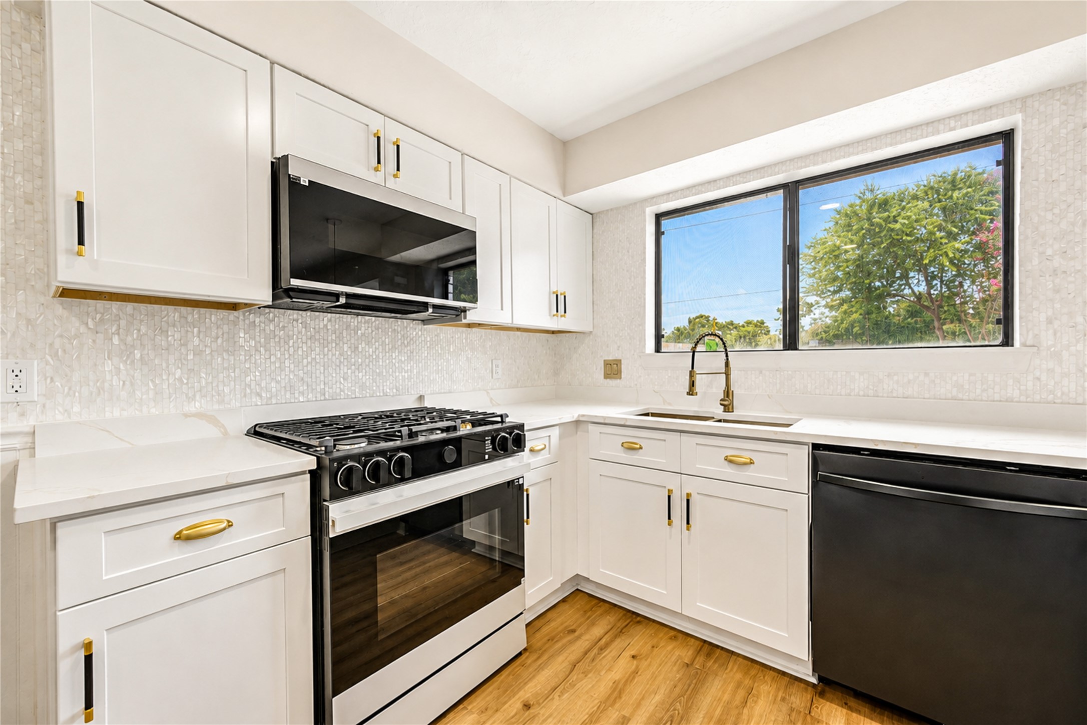 16011 Pinyon Creek Drive Property Photo 12