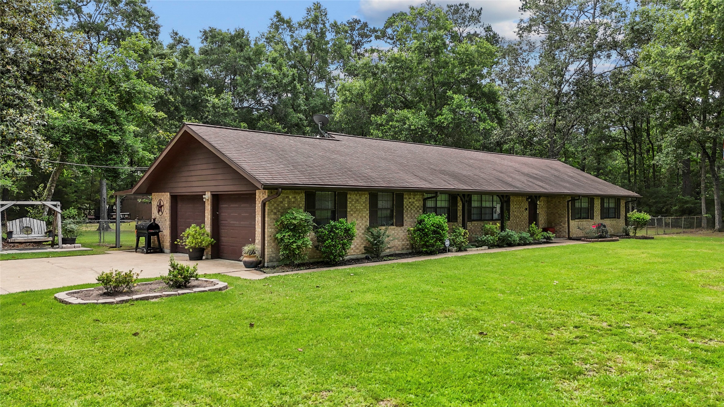 412 Commanche Trail Property Photo 1