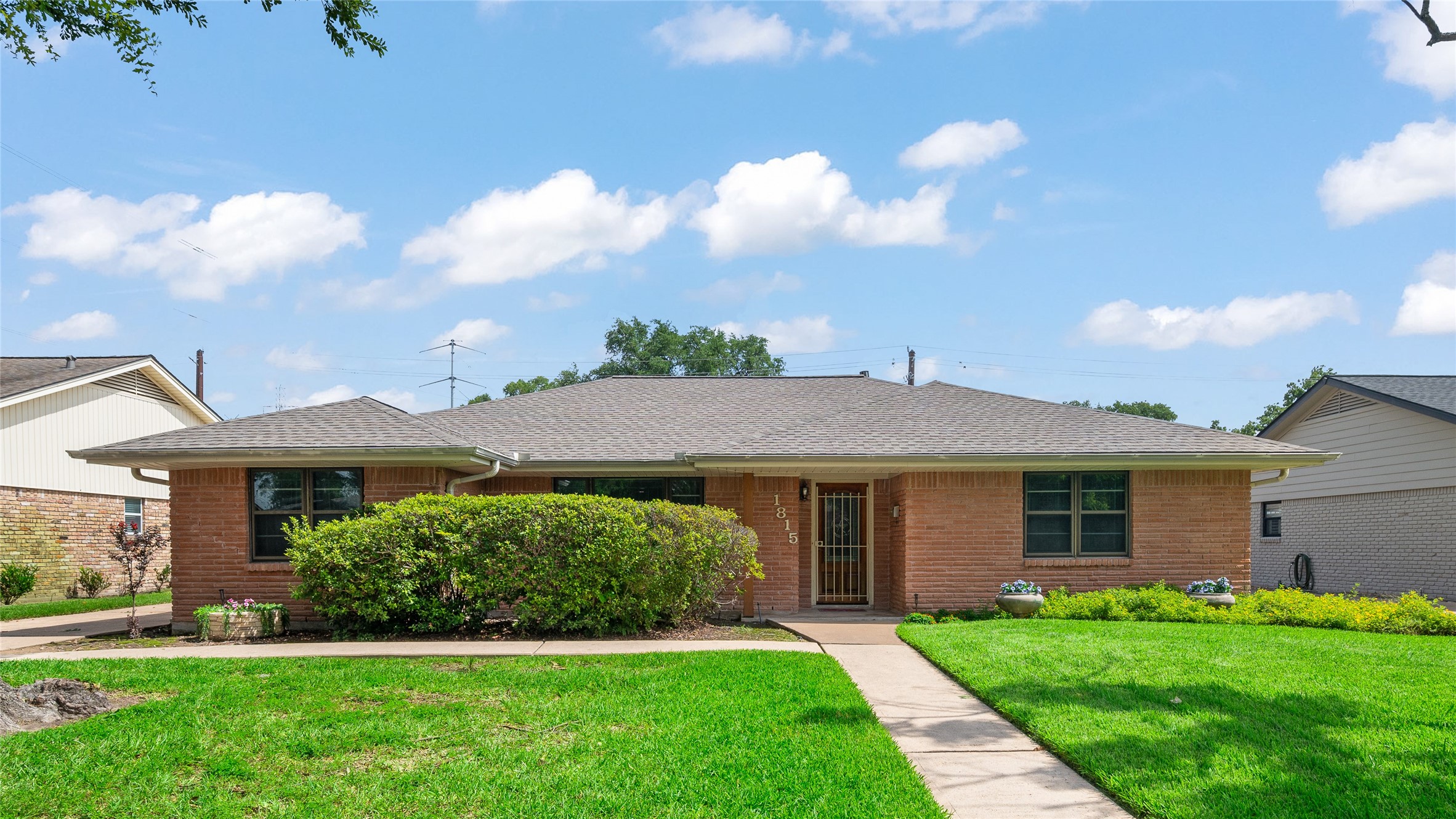 1815 Droxford Drive Property Photo 4
