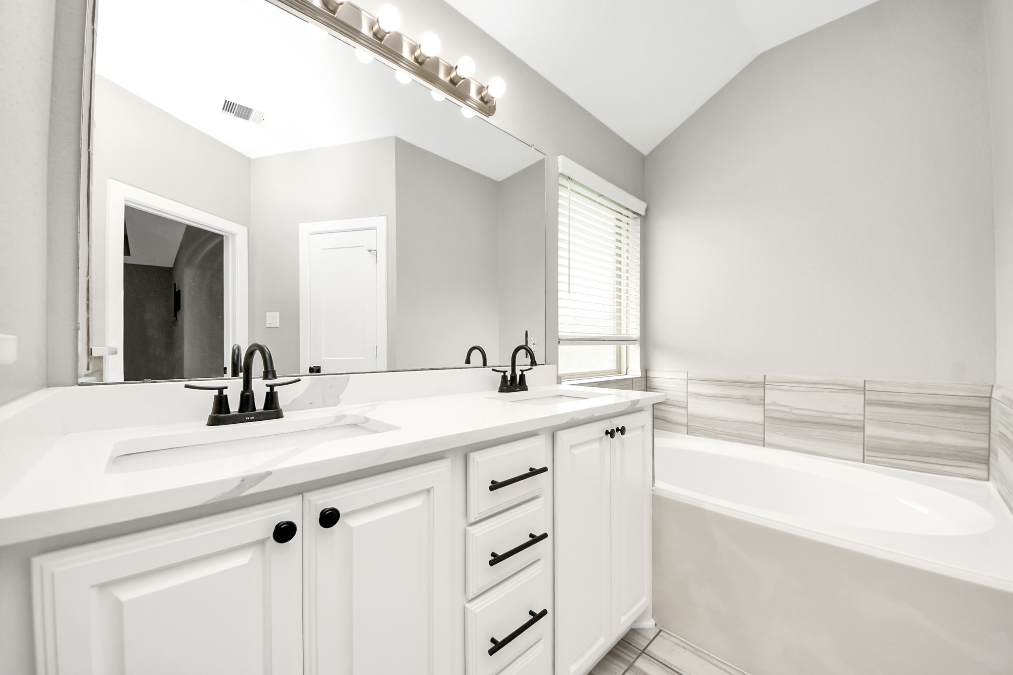 16011 Monument Hill Crossing Property Photo 27