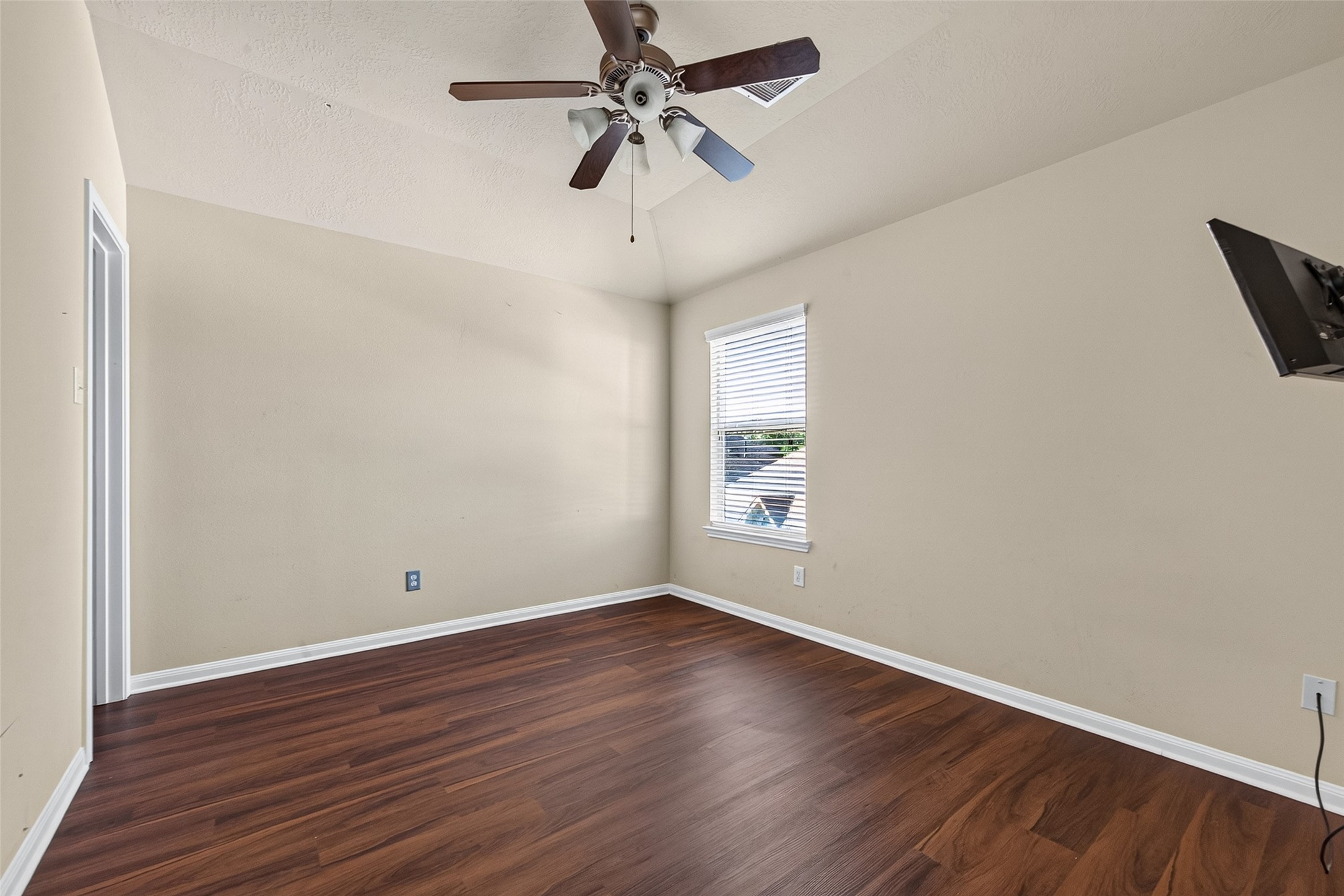 24511 Kestrel View Property Photo 18