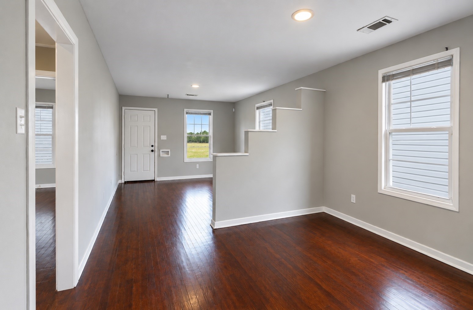 3014 Cortlandt Street Property Photo 6