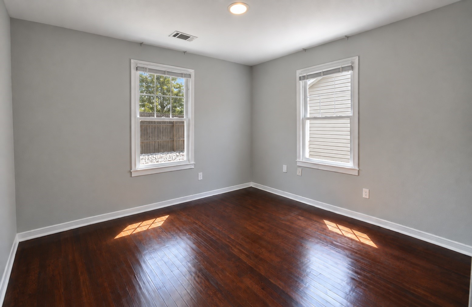 3014 Cortlandt Street Property Photo 12