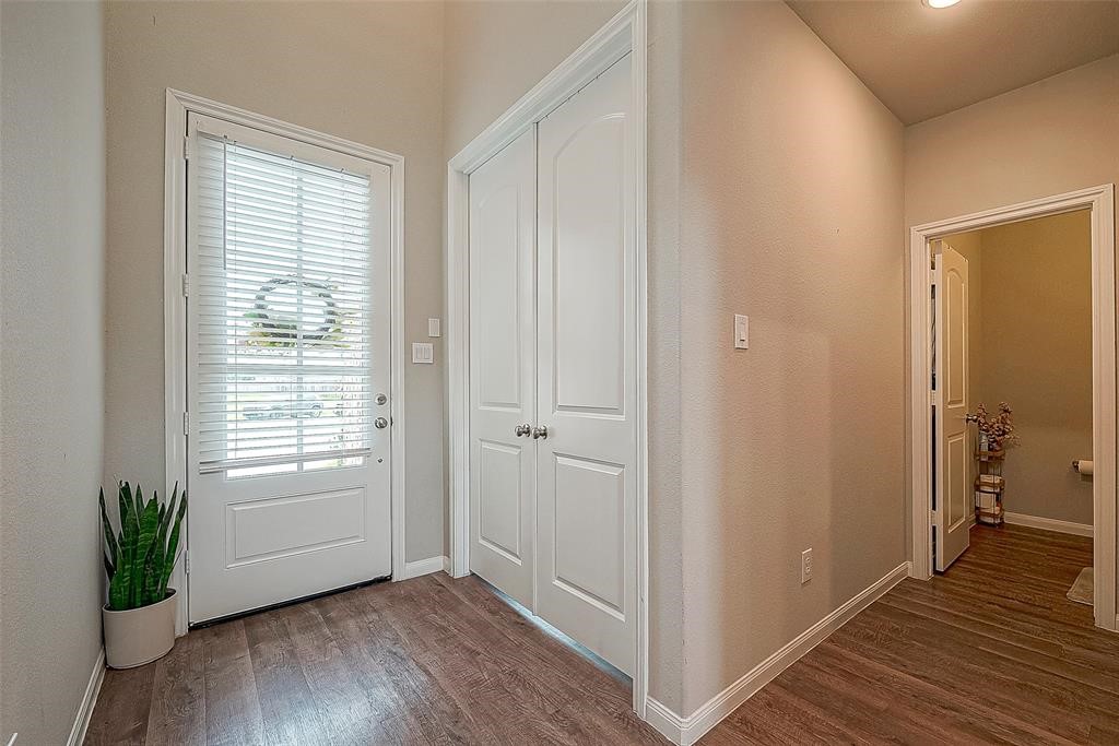 21029 Crinet Sq St Property Photo 4