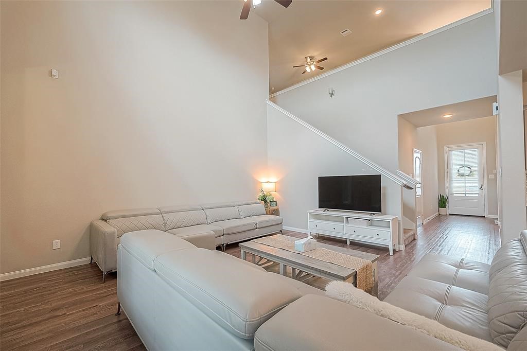 21029 Crinet Sq St Property Photo 5