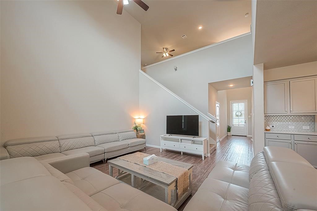 21029 Crinet Sq St Property Photo 6