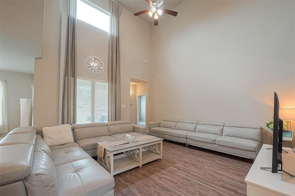 21029 Crinet Sq St Property Photo 9