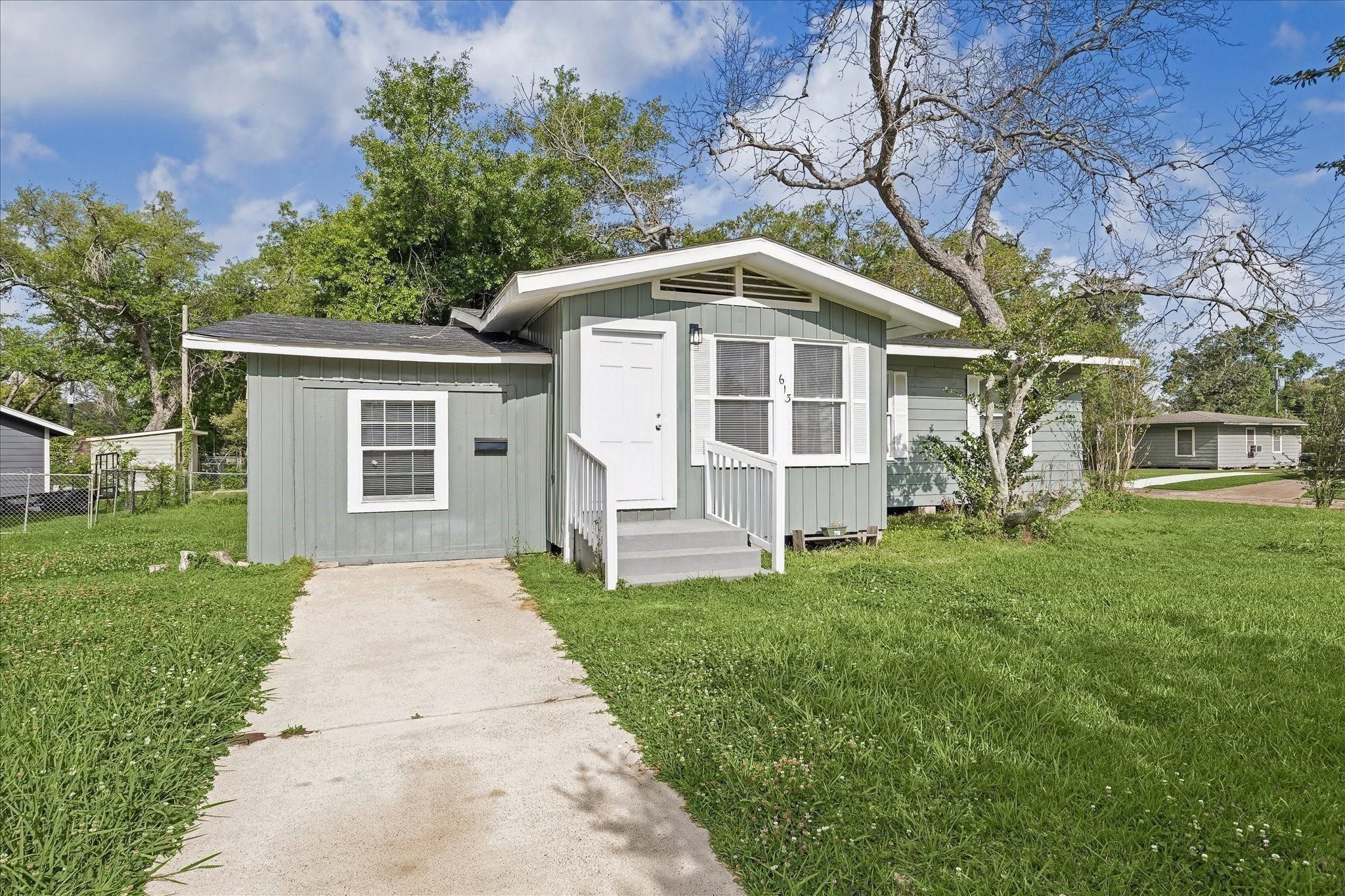 613 Winding Way Street Property Photo 1