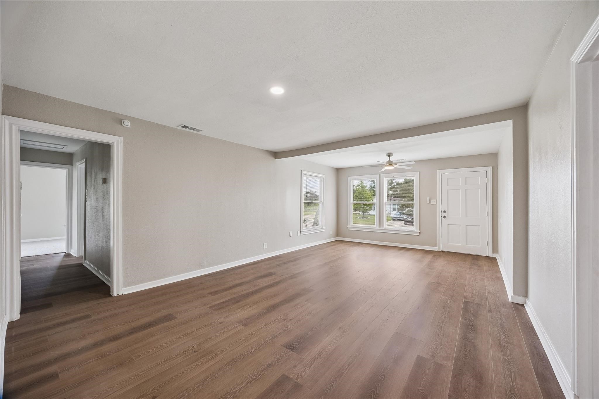 613 Winding Way Street Property Photo 3