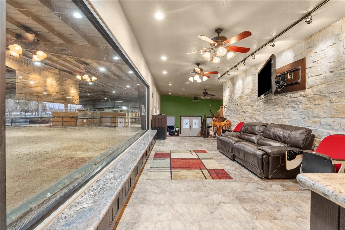10431 N P Street Property Photo 1